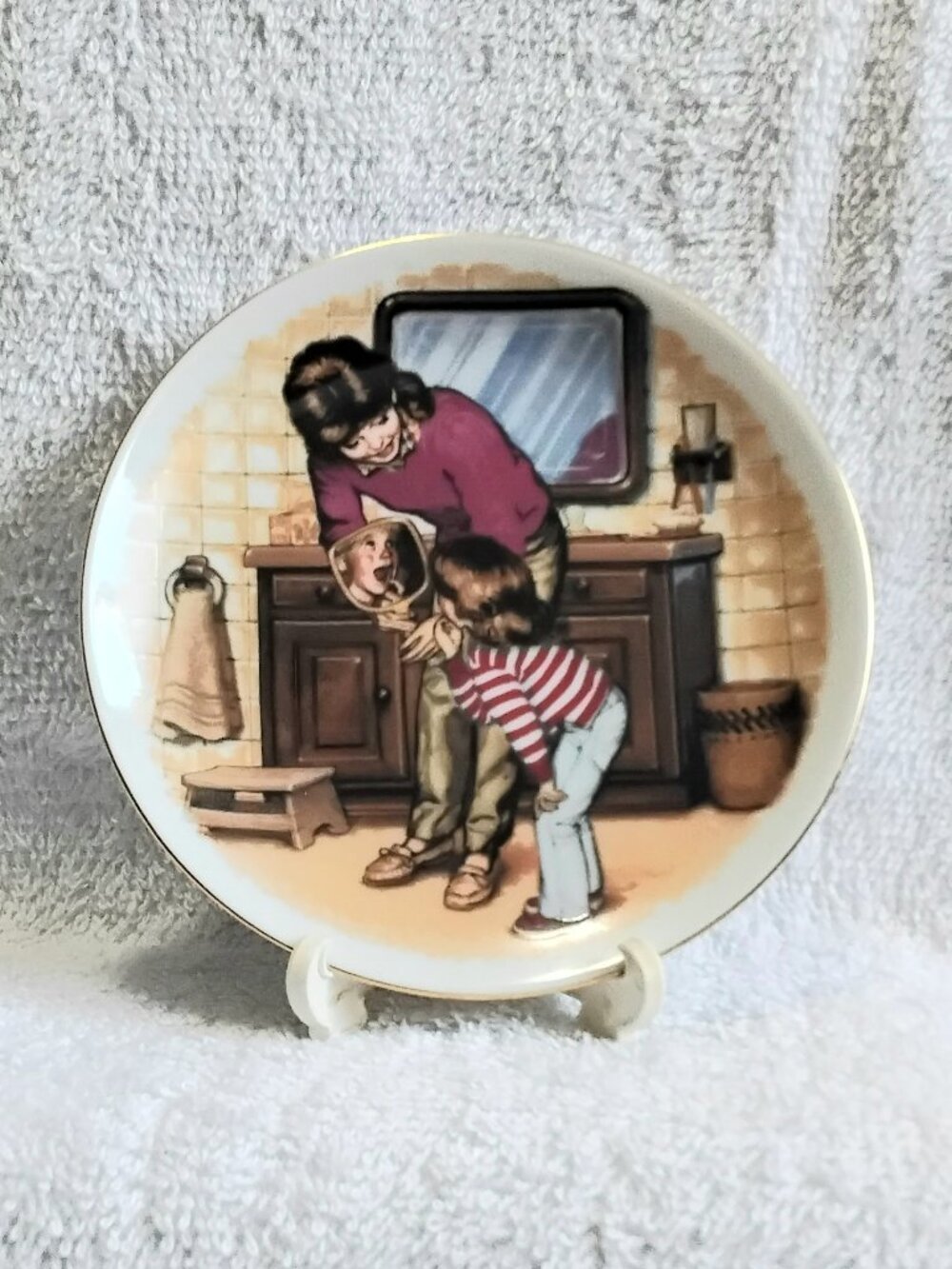 Vintage & Immaculate 5 1/4" Mother's Day Plate 1986 With Display Stand by Avon!!
